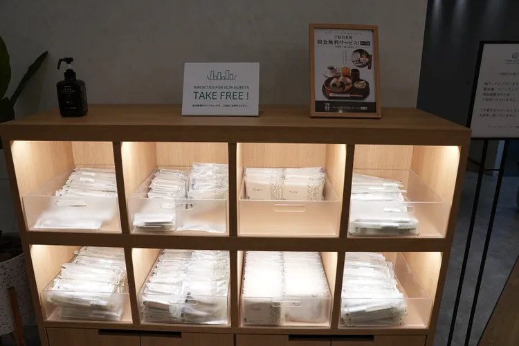 講求環保客房內並不主動提供一次性備品，有需要的旅人可在大廳免費拿取。黃盈甄攝