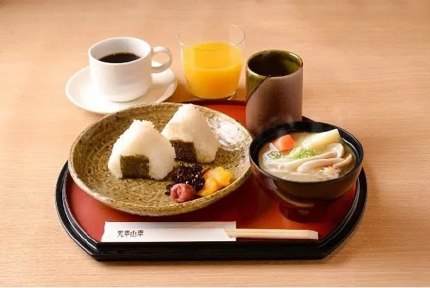 飯店也提供入住旅客免費早餐，內容為2種不同的飯糰和配料豐富的味噌湯，除在餐廳內使用，也可外帶至客房內享用。Prince Smart Inn提供