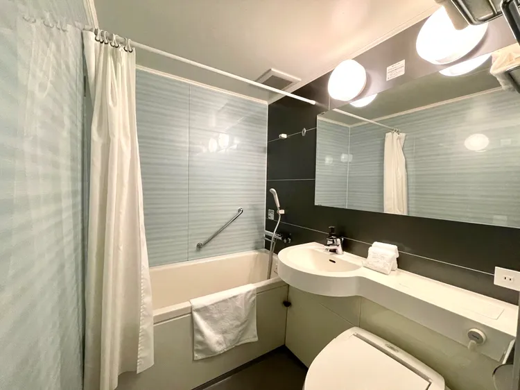 客房內配有浴缸供旅人放鬆。黃盈甄攝