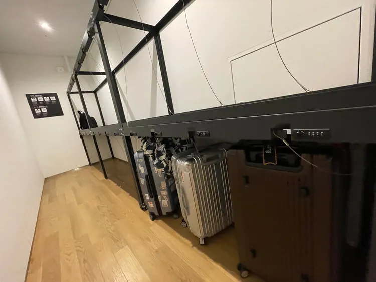 「Prince Smart Inn 大阪淀屋橋」提供自助行李寄放區。黃盈甄攝