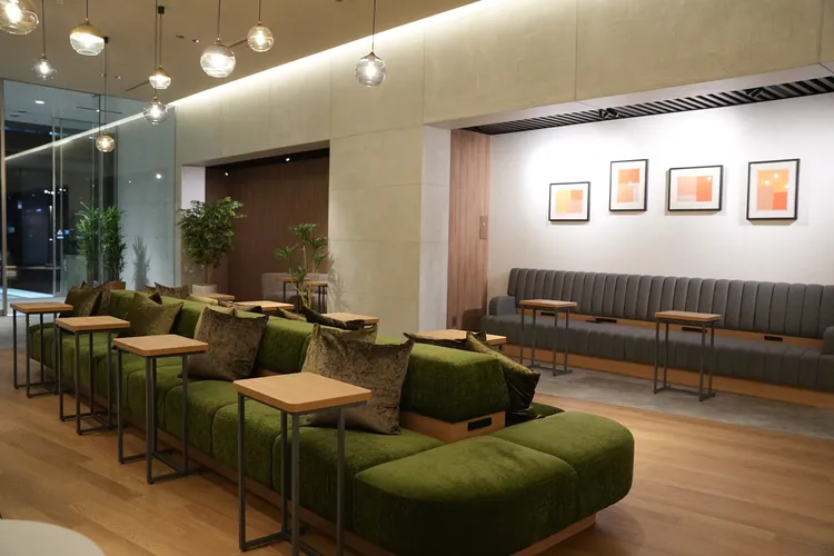 「Prince Smart Inn 大阪淀屋橋」1樓的飯店大廳有許多休憩空間供旅人自由使用。黃盈甄攝