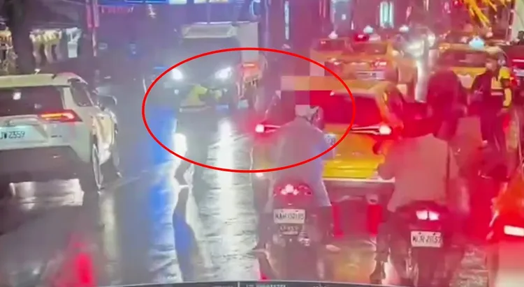 警方在現場拔槍戒備。翻攝畫面