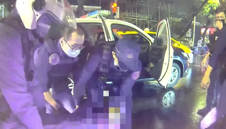 優勢警力將劉男壓制逮捕。翻攝畫面