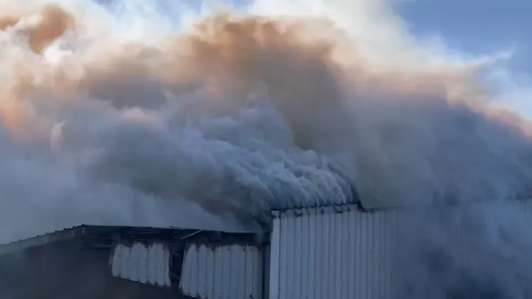 火場不斷竄出大量濃煙。民眾提供