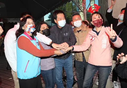這次沒縮了！費鴻泰、徐巧芯再度同台終握手　齊為王鴻薇喊凍蒜