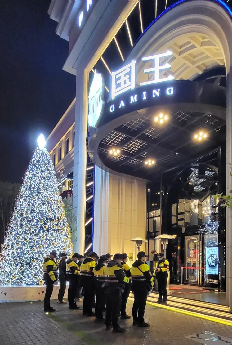 警方進入菲力國王遊藝場臨檢前，在門口勤教。警方提供