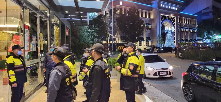 警方臨檢青海南街娛樂場所。警方提供