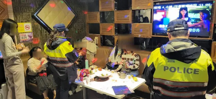 警方進入包廂臨檢。警方提供