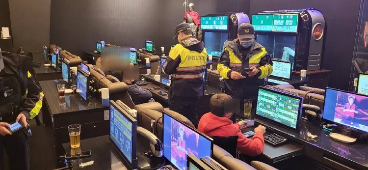 員警在遊藝場內清查客人身分。警方提供