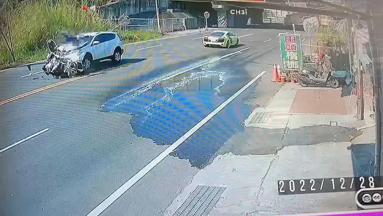 對面住家監視器拍下女騎士人車遭休旅車攔腰撞擊後，機車遭推行，施女人撞上引擎蓋慘狀。民眾提供