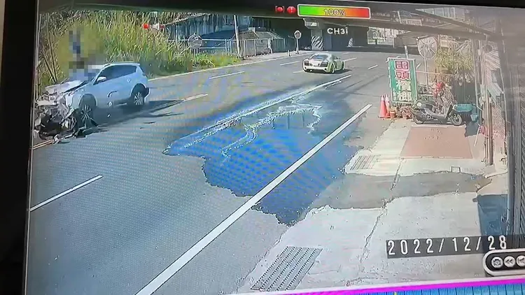 撞擊力道相當大，施女空中翻滾一圈，整個人頭下腳上向前彈飛，消失在畫面之中。民眾提供