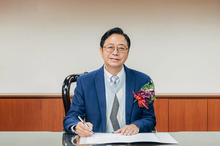 張善政簽下上任後首份公文。桃園市府提供