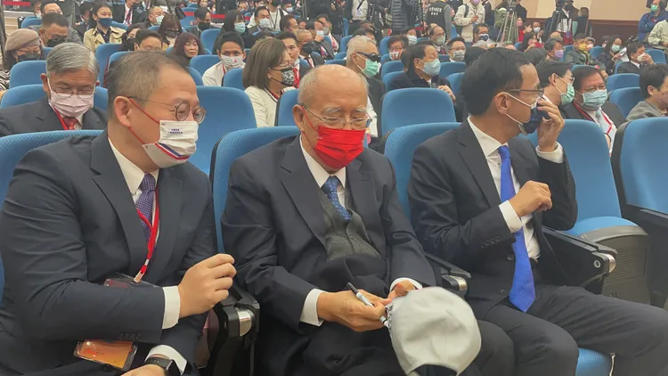 三位前桃園縣長吳伯雄父子及朱立倫到場。張沛森攝