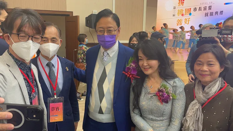 張善政偕同妻子張琦雅(右二)到場。張沛森攝