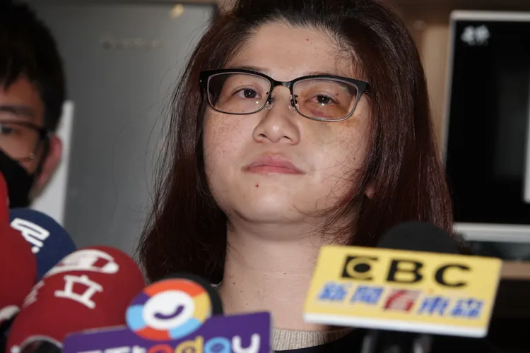 宋女換了一副眼鏡，但眼下瘀青清晰可見。陳德興攝