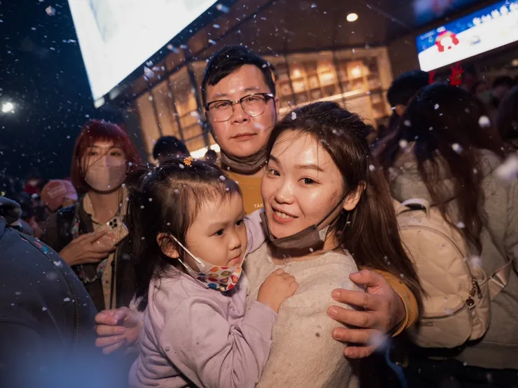 今年以「聖誕築夢－歡樂啟動」為名，安排精彩的演出與全新竹唯一的飄雪及煙火秀，不僅深受兒童喜愛，更讓全家人度過難忘的夜晚。大魯閣湳雅廣場提供