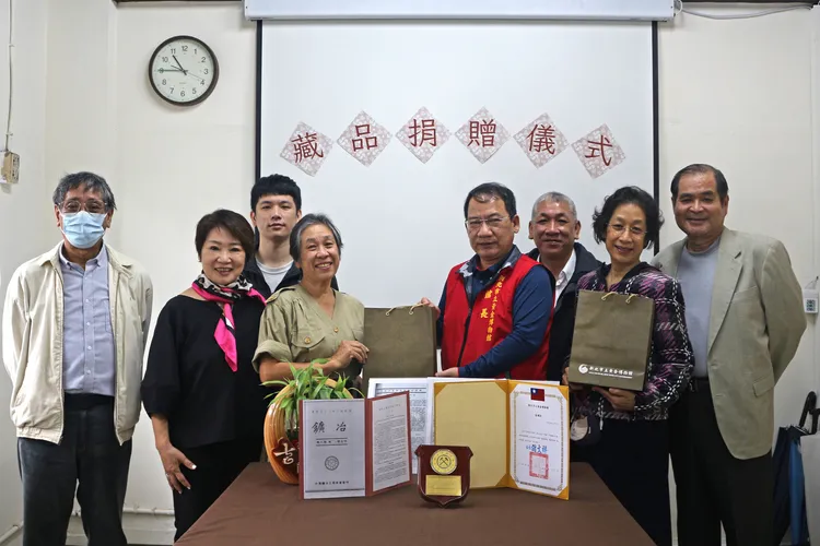 由丘炳祺女兒丘慧文等人為代表，將保存至今的中國鑛冶工程學會技術獎章贈予黃金博物館。館方提供