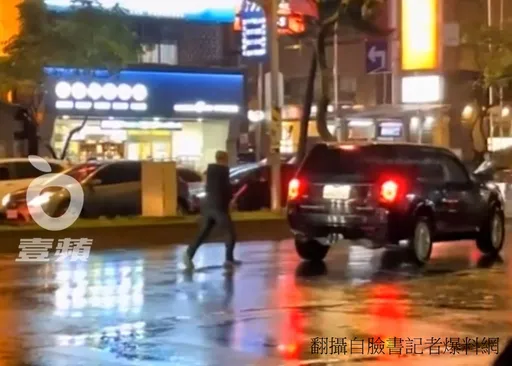 街頭「球棒隊」出賽！休旅車遭砸驚慌逃竄　打擊手竟還窮追不捨