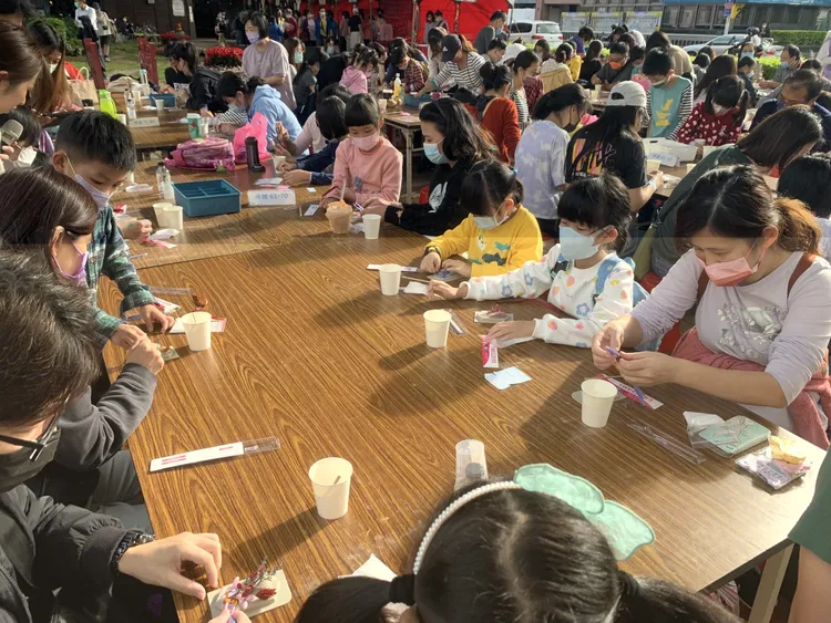 民眾專注擴香石DIY。板橋區公所提供