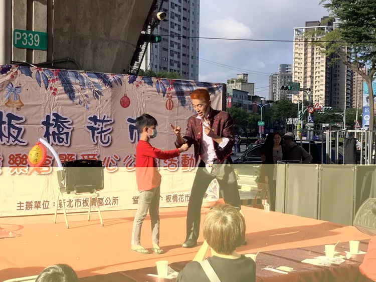 魔術表演與小朋友上台互動。板橋區公所提供