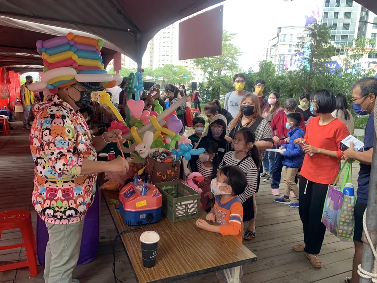 現場手作氣球攤販吸引小朋友。板橋區公所提供