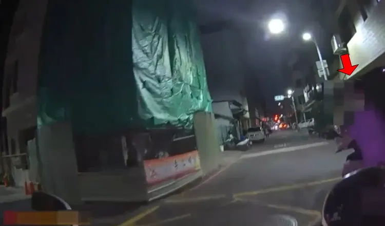 警方發現蔡姓男子（紅色箭頭處）騎車違規紅燈右轉，追上前將他攔下盤查。讀者提供