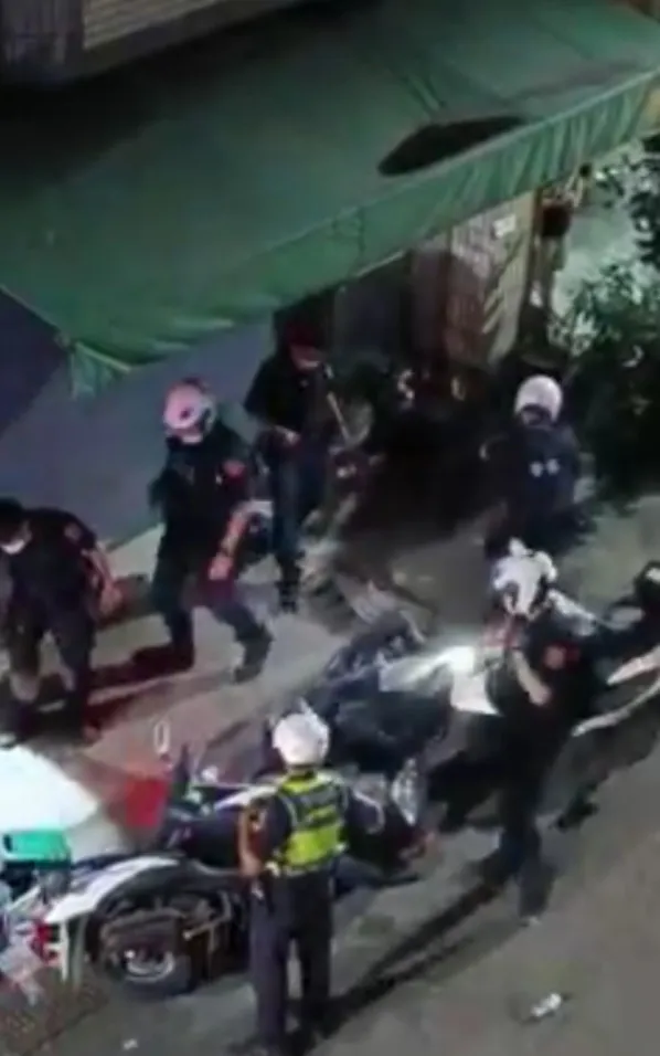 支援警力到場合力制伏蔡姓男子。翻攝自高雄大小事