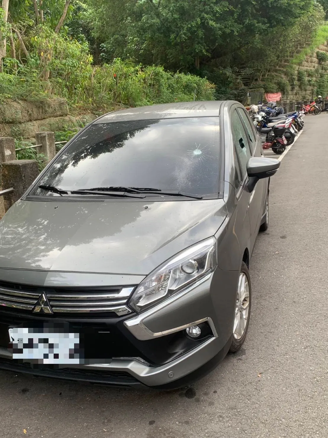 汽車無端被砸,車主大嘆倒楣烏龍。讀者提供
