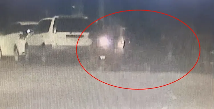 邱男誤認仇家同款車，半夜砸車。讀者提供