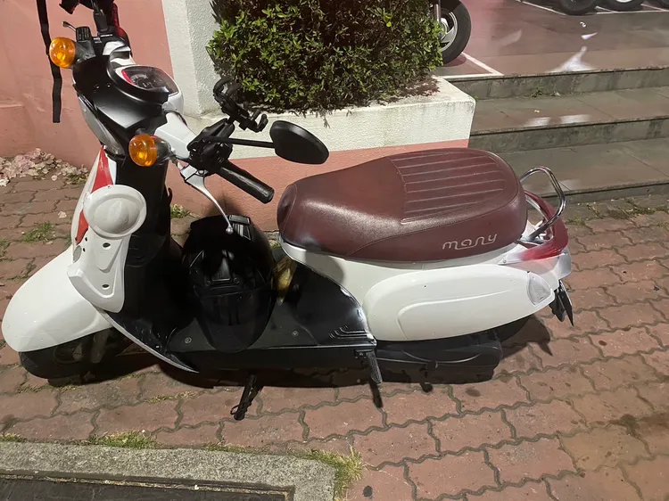 邱男作案前將白色機車噴成黑色，作案後又噴回原來的白色。讀者提供