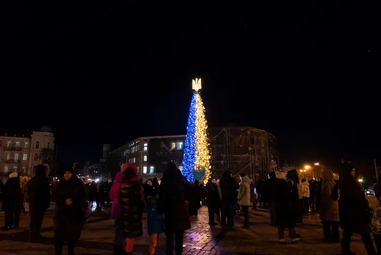 烏克蘭首都基輔市中心19日豎起一棵耶誕樹，披掛國旗黃藍二色。美聯社