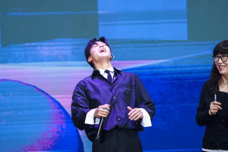 姜敏赫今天心情大好，在台上大笑。趙世平攝