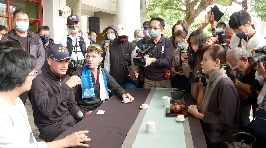 伊登在人潮包圍下品茗。孫英哲攝