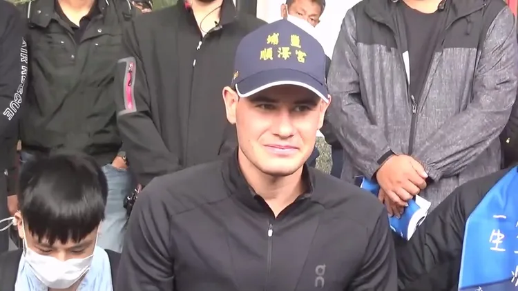 伊登到彰化參訪，到哪都戴著順澤宮宮帽。孫英哲攝