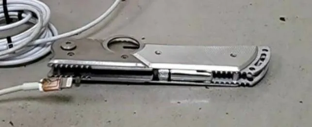 警方查扣折疊刀。翻攝畫面