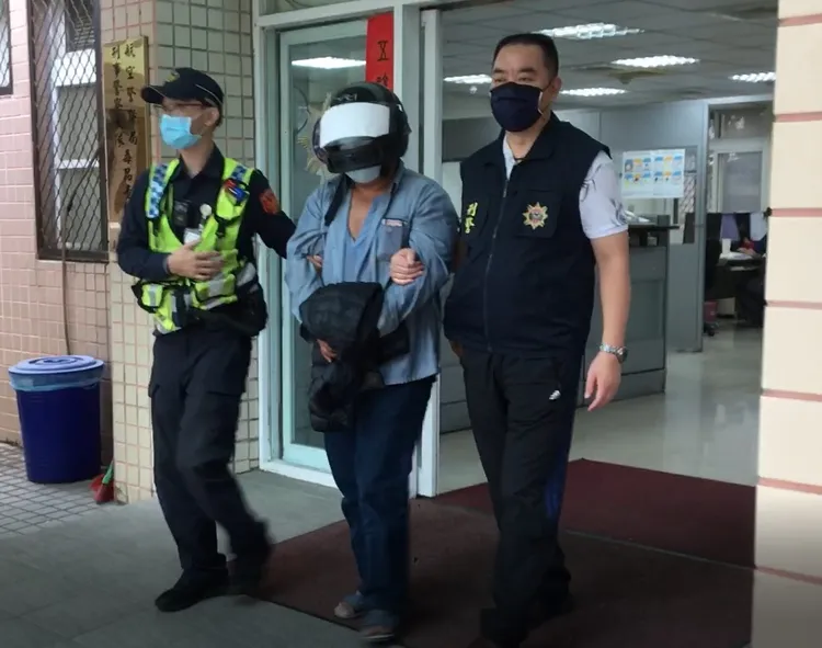 警方查緝嫌犯到案移送。航警局提供