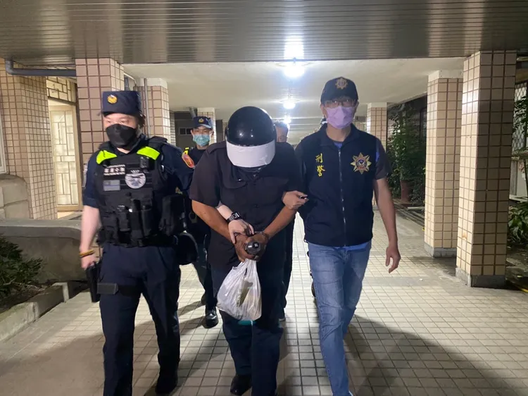 航警局查緝嫌犯到案移送。航警局提供