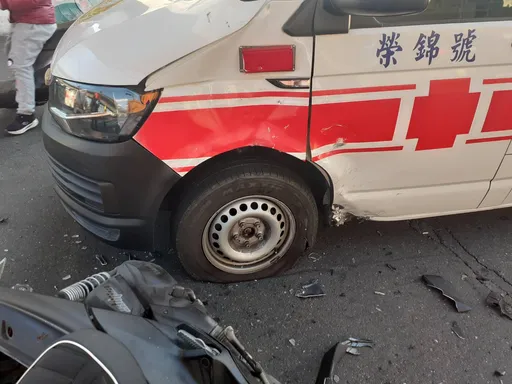 救護車過紅燈對撞機車 車體碎爛!18歲騎士重傷搶救中