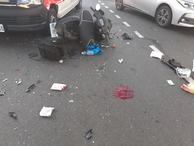 機車幾乎撞爛。民眾提供