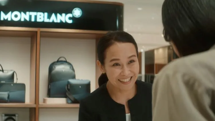 由女星滿島光飾演的女主角，赴萬寶龍專櫃為兒子挑選禮物。翻攝Netflix畫面