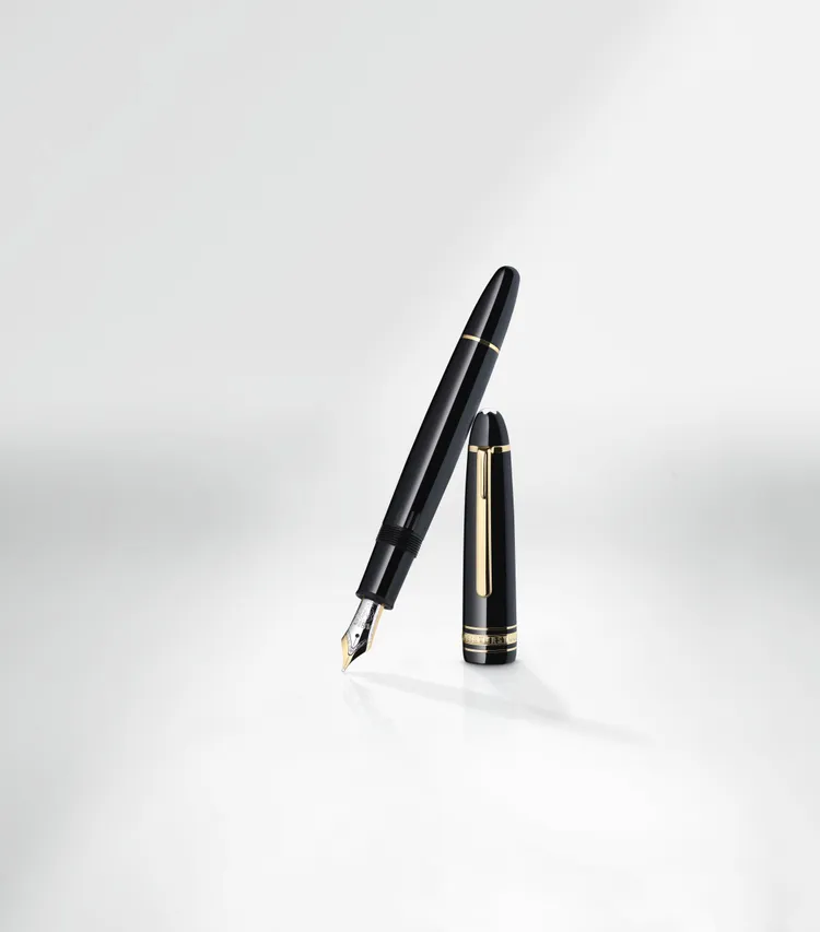 在《First Love初戀》中重複出現的萬寶龍大師傑作系列的鍍金質LeGrand鋼筆，也成了台灣櫃上的熱銷款，2萬3100元。品牌提供