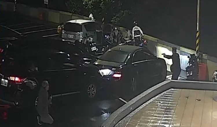 警方持槍朝嫌犯開槍。民眾提供