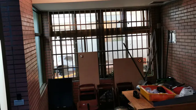 事發地點內部玻璃有破，警方圍上封鎖線。陸運鋒攝