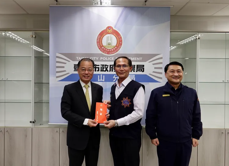 警政署長黃明昭頒發獎勵金，表揚破案的同仁。翻攝畫面