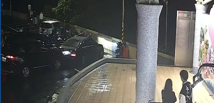 情侶站在一旁，警方上前壓制。民眾提供