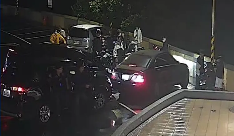 警方隨後趕到，將車擋在嫌犯後方。民眾提供