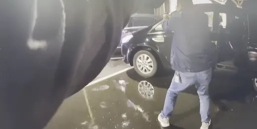 警匪駁火14槍影片曝光！妒男「攜3把槍」轟小王　遭警擊中頭部命危