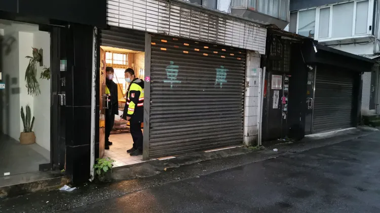 轄區警方在案發地址民宅內守候。陸運鋒攝