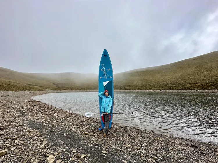 有玩家揹板攀爬台東嘉明湖SUP（立式划槳）望主管機關用開放態度面對山林解封。曾先生提供
