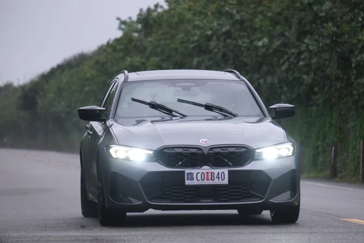 M340i的四驅系統提供強而有力的循跡性與抓地力。陳志淵攝